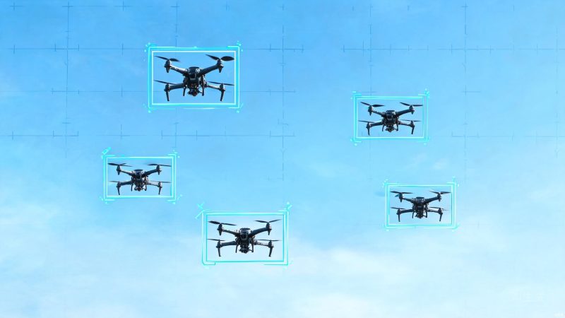 本数据集用于无人机目标的检测任务,类别为单一无人机(Drone)目标。可用于低空空域中无人机目标的识别与追踪,服务于反无人机监控、空域安全与低空经济监管等场景。共收录2044张图像,数据规模较为充足,适合无人机检测模型的训练与评估。-数据中国